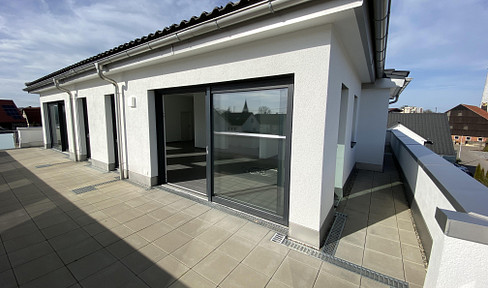 Bright 5-room penthouse apartment | wrap-around balcony | elevator | quiet location