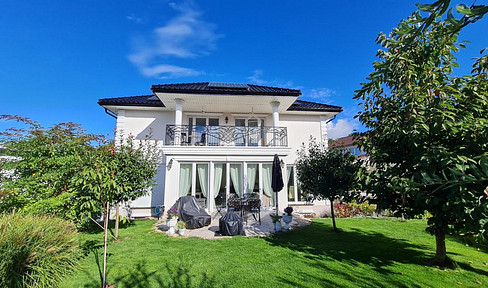 FREE OF PROVISION: Town villa as good as new (A+) - solid, healthy & extremely energy-saving