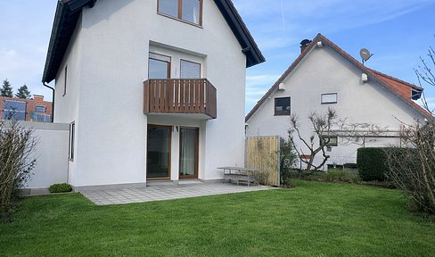 Quietly located detached house with garden, balcony and garage in Karlsruhe-Knielingen