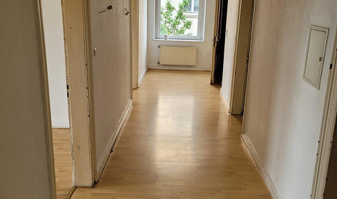 Beautiful 4-room apartment in an old building near the city center