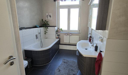 Spacious 5-room apartment with balcony and fitted kitchen