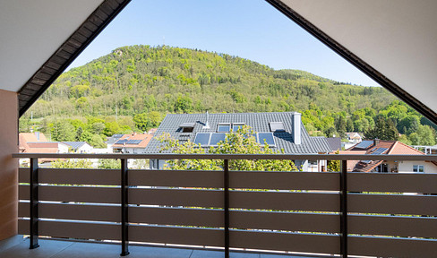 Bright 4-room attic apartment - completely renovated with fitted kitchen