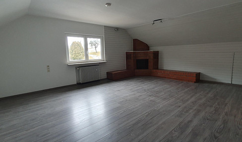 Renovierte 2,5-Zimmer-Dachgeschosswohnung mit Einbauküche, Stellplatz & Gartenmitbenutzung