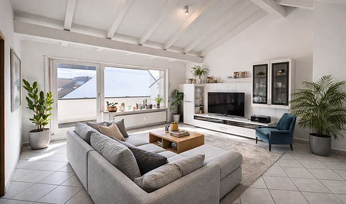 Lichtdurchflutete zentrale 3-Zi.-Wohnung mit hohen Decken und großer Loggia