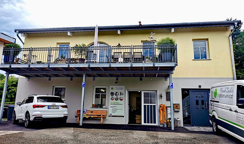 Modern country-style property with a 95m² commercial unit – versatile use.