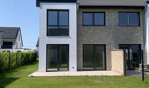 As good as new 4-room house with two parking spaces in Willich