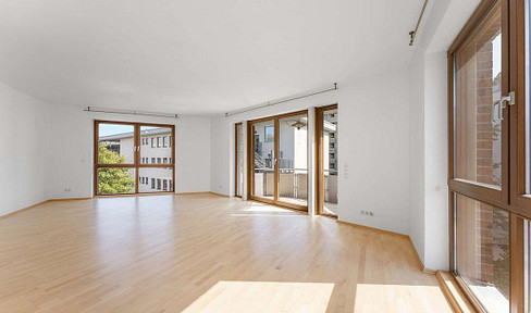 127 sqm, where architecture meets urban comfort, located near the S-Bahn (suburban train) and the river Main, in a quiet and accessible area.