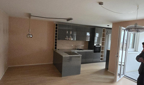 Schöne helle 3 Zimmer Wohnung Teilmöbliert