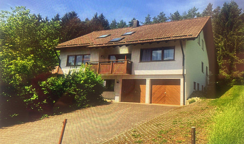 House with lots of light, space and views. Also suitable as a family home or with a practice.
