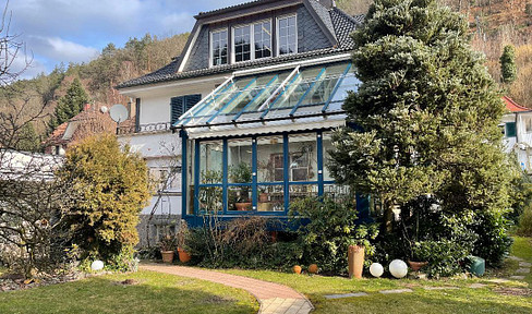 Freistehendes Architektenhaus mit einem großzügigen Wintergarten