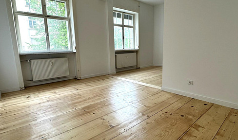 Charming, completely renovated apartment in a historic building with two balconies, located in the Westend district of Offenbach.
