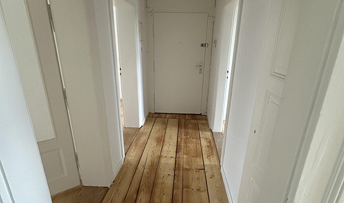 Light-flooded 4 room apartment in an old building with 2 balconies in Offenbach Westend