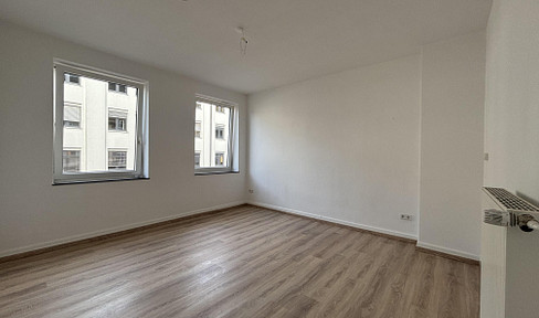 Bright and spacious apartment! 3 rooms + kitchen with fitted kitchen + bathroom.