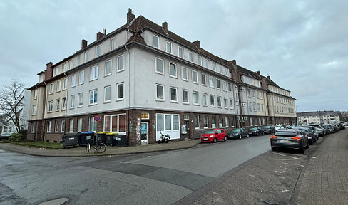 Light-flooded first floor! 2 rooms + kitchen with EBK + bathroom