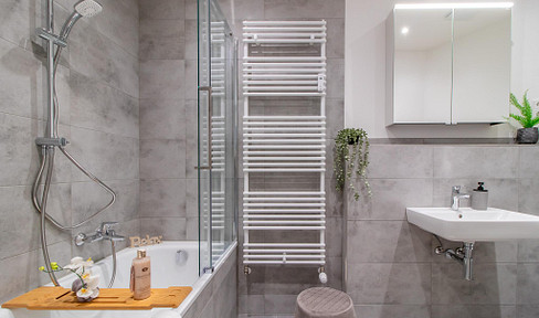 Frei & neu modernisiert - energieeffizienter Wohntraum mit Wellness-Bad, Gäste-WC & Balkon, Top-Lage