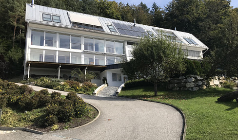 Large penthouse apartment with panoramic views of the Karawanken mountains above Velden/Lake Wörthersee.