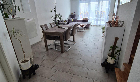 Schönes modernes Reihenhaus mit Terrasse u. Stellplatz zu vermieten