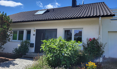 Spacious 8-room house with a garden, rooftop terrace, and panoramic views – quiet location *** reserved ***.