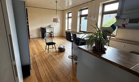 105 m² Altbauwohnung mit Kamin, Elbblick, Landhausküche, Echtholzdielen – Alte Schule Haselau