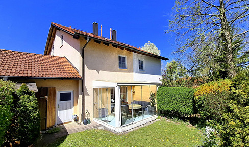 Attraktive Doppelhaushälfte mit Einzelgarage und Garten -           provisionsfrei vom Eigentümer !