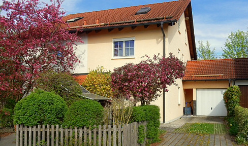 Attraktive Doppelhaushälfte mit Einzelgarage und Garten -           provisionsfrei vom Eigentümer !