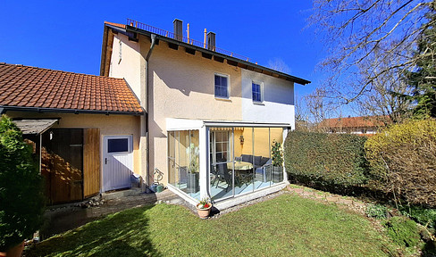 Attractive semi-detached house with single garage and garden - commission-free from the owner!