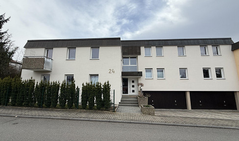 FREE OF COMMISSION! Top-quality, renovated 4-family house with 4 garages, situated on a 672 square meter plot.