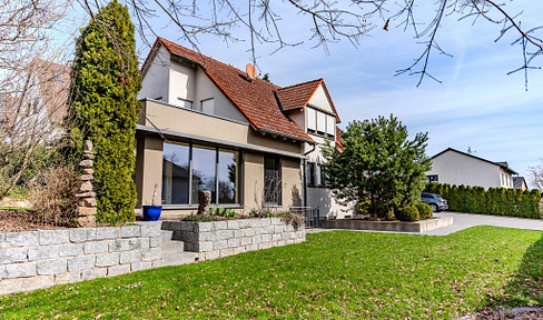 Attractive living in Fürth-Vach: Well-maintained detached house with a separate apartment.
