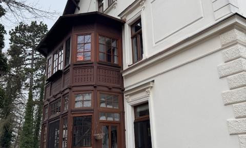 Fantastic 3 room duplex apartment in a villa with garden and parking space in the city center