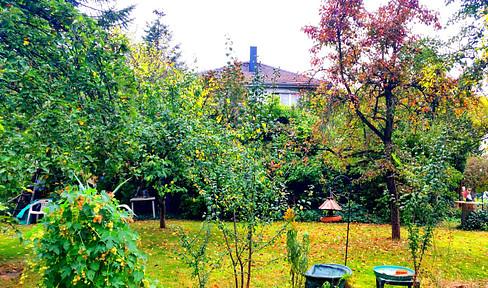Large garden with three-storey house near the Mariendorf trotting track in Berlin
