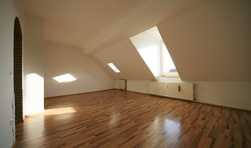 February 27th/28th: Viewings available. Features include district heating, a prime location, and a new bathroom. No commission fees.