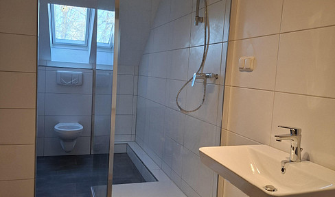 District heating, top location, new bathroom, commission-free, suitable for shared apartment