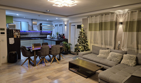 Modern living on one level: Completely renovated bungalow with a high-end kitchen and potential for further development.