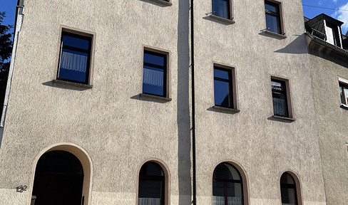 Well-maintained townhouse with a garden and terrace.