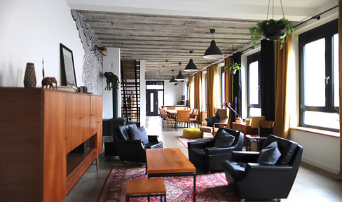 Loft with 100 m² of living space, 40 m² of office space, and a garden.
