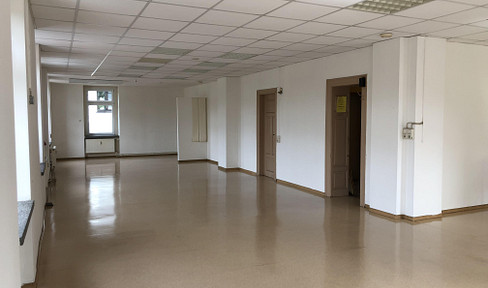 Commercial/warehouse space 140 m² with office & loading ramp available immediately