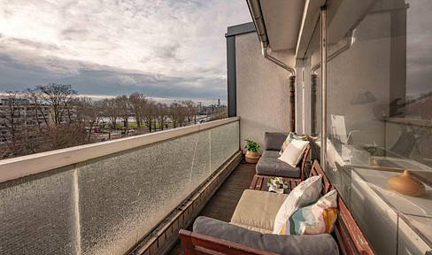 Penthouse room in a class of its own - 24 m2, panoramic south-facing front, balcony & design in Cologne-Deutz