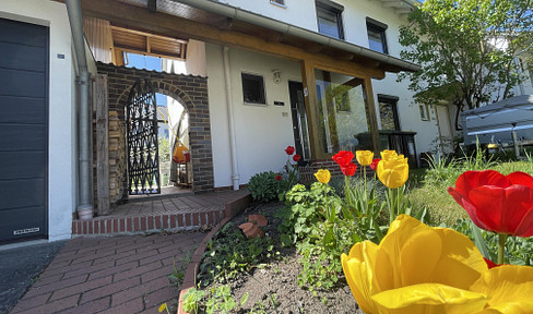 End terraced house with large garden and 3 garages in Coburg center