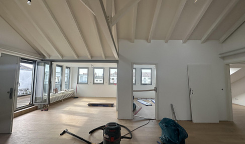 Penthouse in a prime location – private staircase (giving it a house-like feel) and a large, private rooftop terrace.