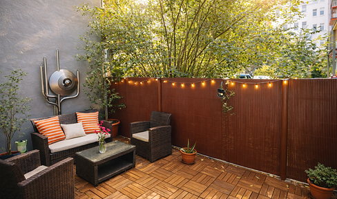 Modernized, bright 3-room or 2-room apartment with 20 sqm sun terrace in the middle of the Agnesviertel