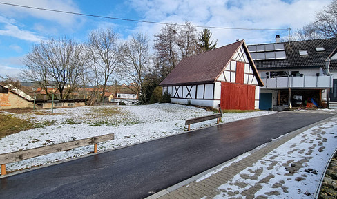 Baugrundstück erschlossen, mit vorhandener großen Garage u. kleiner Werkstatt