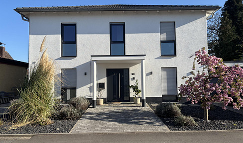 High-quality town villa in solid construction with large plot & additional building plot