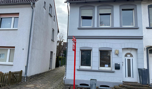 Doppelhaushälfte mit Doppelgarage und 2 Carports in zentraler Lage von Steinheim