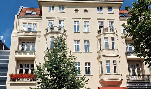 Ready-to-occupy 2-room Art Nouveau apartment in an old building - first occupancy after refurbishment in a premium location in Pankow