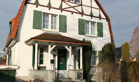 Wohnhaus auf großem Grundstück mit Garage und Carports