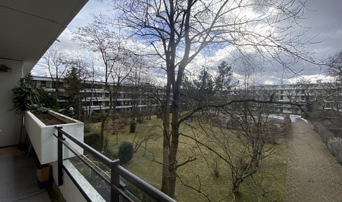 private - 12 sqm south-facing balcony, quiet courtyard location, 50 m to the subway