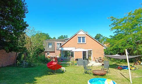 Flexibles Wohnen in Adendorf: Familienhaus mit Einliegerwohnung und großem Garten