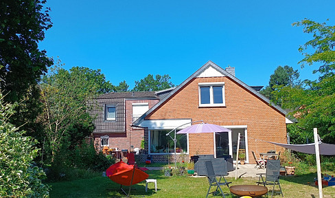 Modernized detached house with fully-fledged granny apartment and large garden