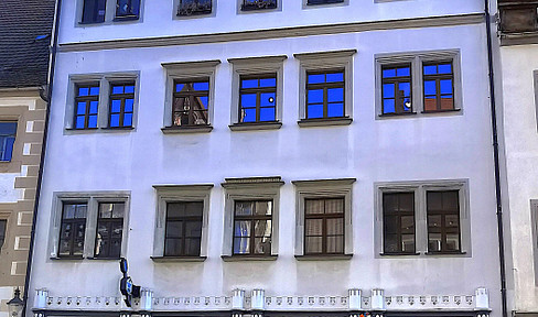 Spacious, bright 3-room apartment in the heart of Freiberg's old town (with elevator).