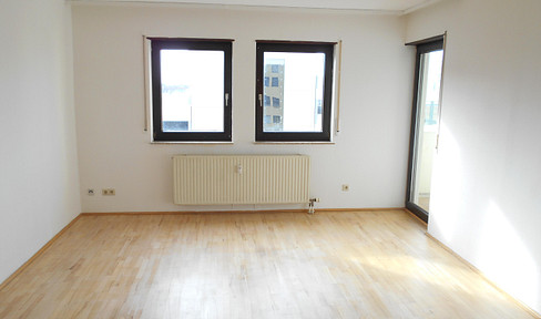 Bright and cozy 2-room apartment with a balcony. Great layout. Excellent location.